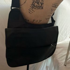 AXIZ GROUP MESSENGER BAG OR MANBAG